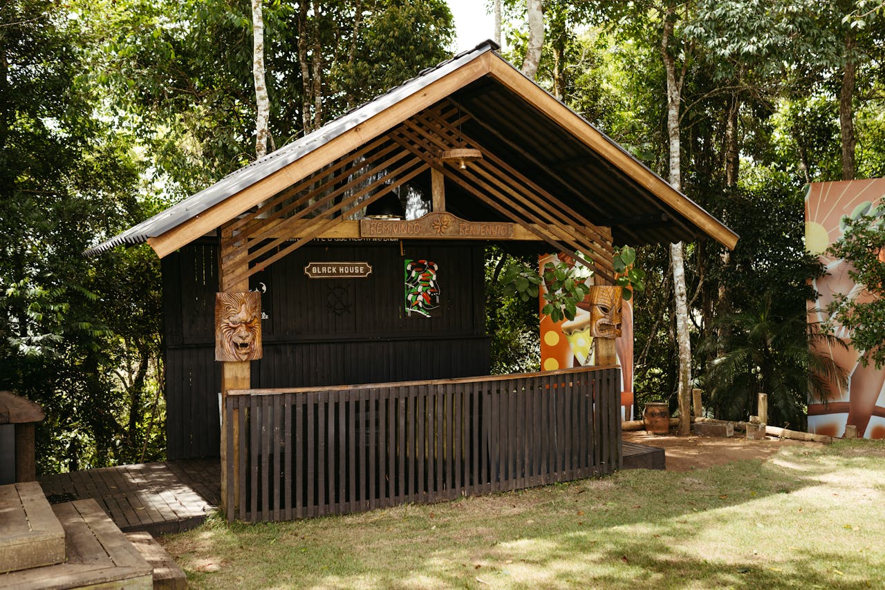 Mastering the First Impression: Your intriguing post title goes here Explore the unique Black House nestled in the lush greenery of Santa Teresa, Brazil.